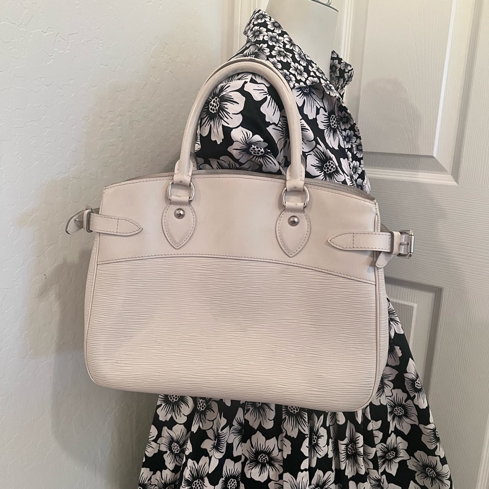 Louis Vuitton Epi Leather Passy GM
